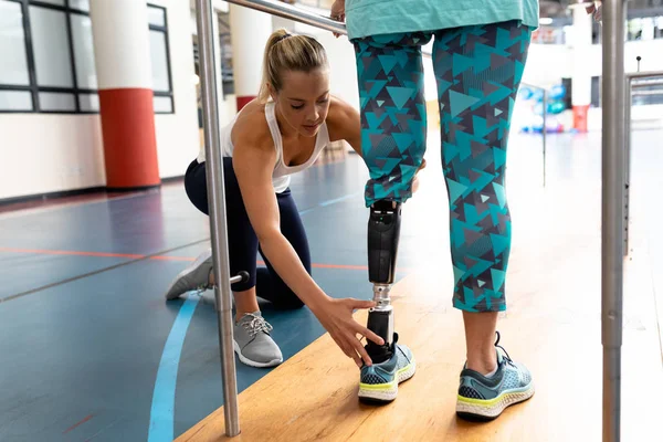 Красивая Женщина Физиотерапевт Помогает Инвалидам Ходить Параллельными Барами Спорткомплексе — стоковое фото