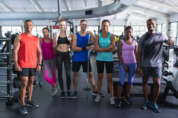 Retrato Diversas Pessoas Forma Juntos Centro Fitness Ginásio Moderno Brilhante — Fotografia de Stock