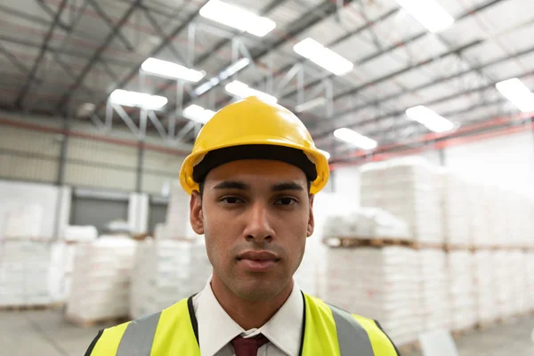 Close Trabalhador Masculino Olhando Para Câmera Armazém — Fotografia de Stock