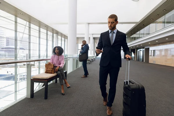 Vista Frontal Longitud Completa Joven Hombre Negocios Caucásico Mirando Teléfono —  Fotos de Stock