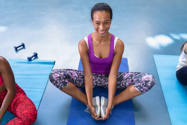 Retrato Una Mujer Afroamericana Forma Realizando Yoga Sobre Una Colchoneta — Foto de Stock