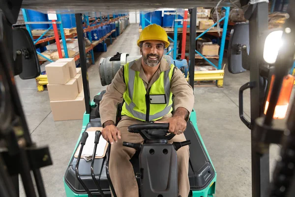 Mutlu Erkek Personel Depoda Forklift Sürerken Kameraya Bakıyor — Stok fotoğraf