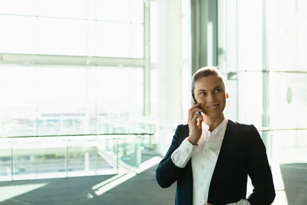 Gelukkige Zakenvrouw Praten Mobiele Telefoon Een Modern Kantoorgebouw — Stockfoto