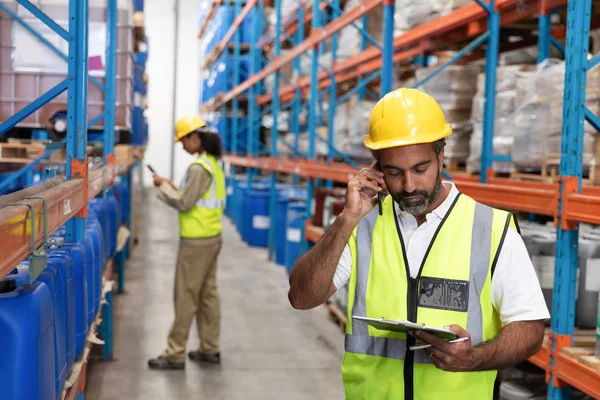 Frontansicht Eines Männlichen Arbeiters Der Der Lagerhalle Mit Dem Handy — Stockfoto