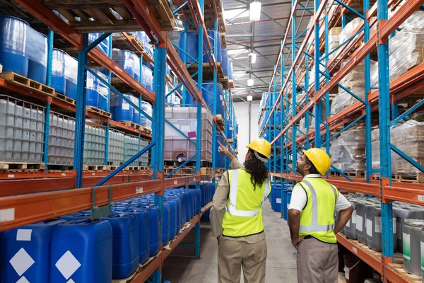 Rear View Female Worker Showing Something Male Worker Warehouse — Stock Photo, Image