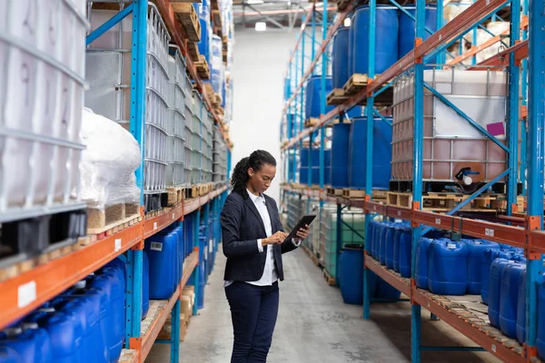 Gerente Femenina Afroamericana Usando Tableta Digital Almacén — Foto de Stock