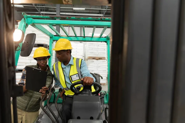 Front View Male Female Workers Discussing Clipboard Warehouse — Stock Photo, Image