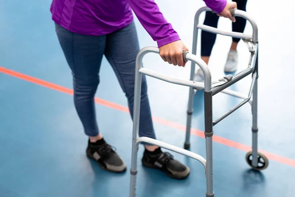 スポーツセンターで歩行者と歩く障害者女性の低いセクション — ストック写真