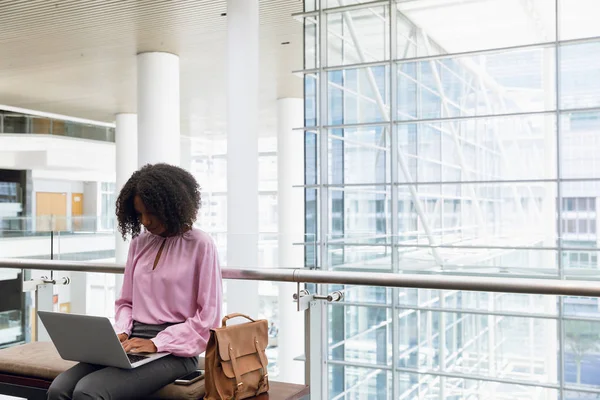 Vooraanzicht Van Jonge Afro Amerikaanse Zakenvrouw Met Laptop Zittend Lobby — Stockfoto