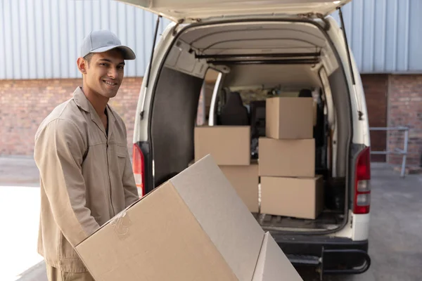 Sidovy Över Delivery Man Transporterar Pappkartonger Vagn Nära Van Utanför — Stockfoto