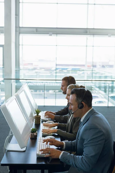 Zakenmensen Met Headset Werken Computer Bij Bureau Kantoor — Stockfoto