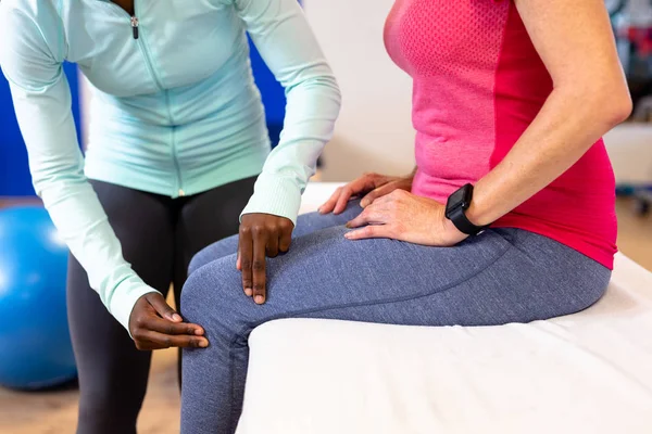 Sección Media Del Fisioterapeuta Femenino Que Examina Pierna Activa Mujer — Foto de Stock