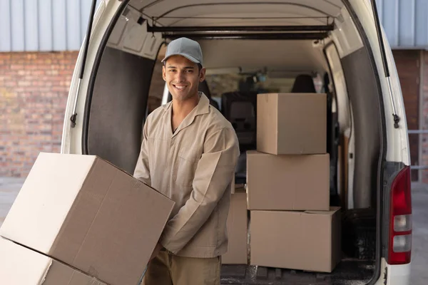 Vista Frontal Entregador Transportando Caixas Papelão Carrinho Perto Van Fora — Fotografia de Stock