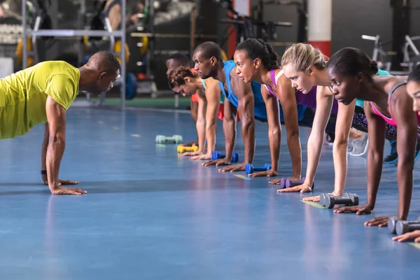Boční Pohled Afroameričtí Mužští Trenéři Trénují Lidi Cvičení Fitness Centru — Stock fotografie
