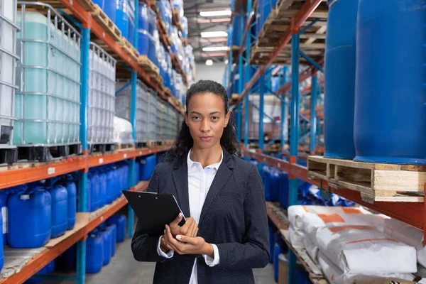 Portret Van Vrouwelijke Manager Staand Met Klembord Magazijn — Stockfoto