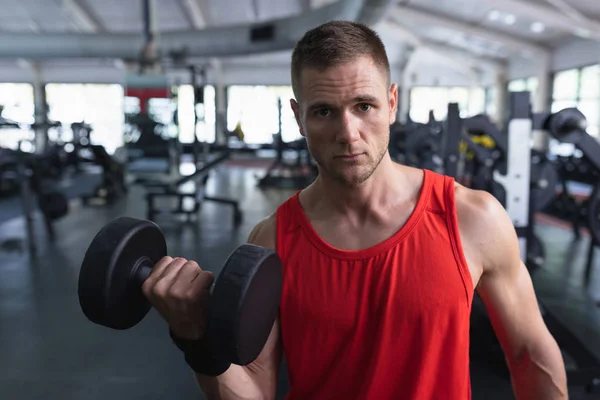 Närbild Kaukasisk Fit Man Träning Med Hantlar Fitnesscenter — Stockfoto