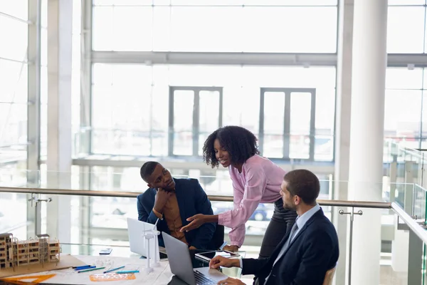 Verhoogde Zijaanzicht Van Jonge Afro Amerikaanse Zakenvrouw Staande Een Bureau — Stockfoto