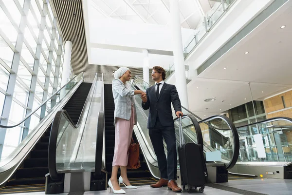 Low Angle View Business People Shaking Hands Each Other Escalator — Stock Photo, Image