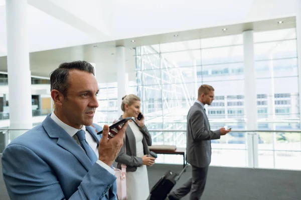 Деловые Люди Разговаривают Мобильному Телефону Время Прогулки Коридору Офисе — стоковое фото