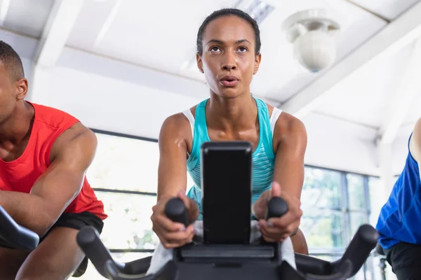 Närbild Afroamerikansk Passform Kvinna Som Tränar Motionscykel Gym Ljusa Moderna — Stockfoto