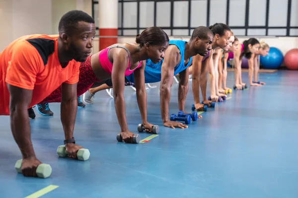 Boční Pohled Různorodé Fit Lidi Provádějící Push Cvičení Činkami Fitness — Stock fotografie