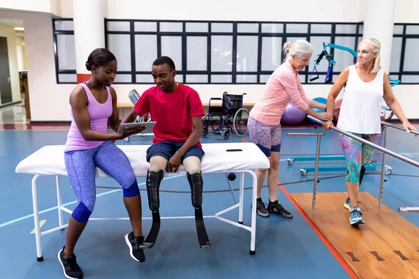 Front View African American Female Trainer Helping Discussing Diverse Disabled — ストック写真