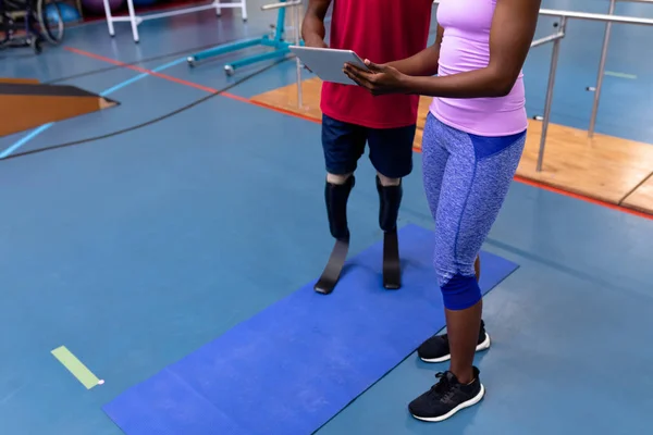 Sezione Bassa Trainer Donna Disabile Uomo Afro Americano Discutere Tablet — Foto Stock