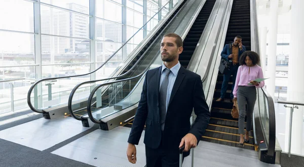 Frontansicht Eines Jungen Kaukasischen Geschäftsmannes Mit Einem Koffer Der Von — Stockfoto