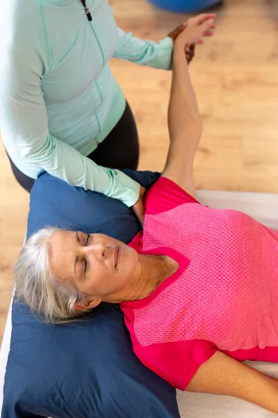 Visão Alto Ângulo Fisioterapeuta Feminino Que Massagem Braço Mulher Sênior — Fotografia de Stock