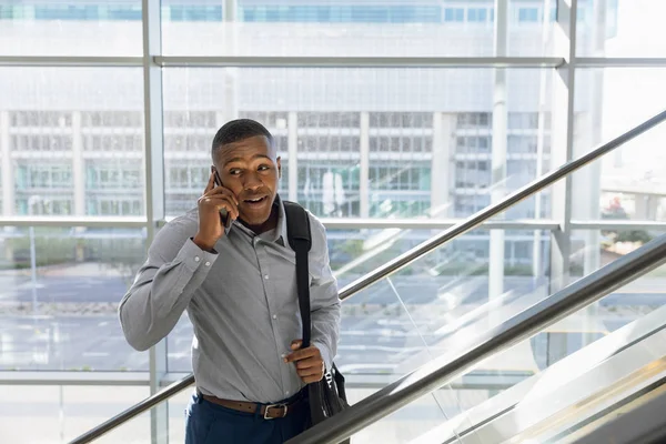 Vista Frontale Del Giovane Uomo Affari Afroamericano Sorridente Che Parla — Foto Stock