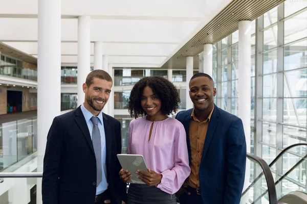 Porträtt Afroamerikansk Och Kaukasisk Affärsmän Som Står Lobbyn Ett Modernt — Stockfoto