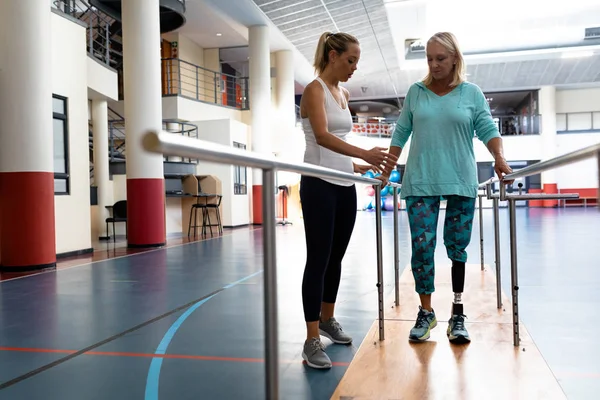 Vista Frontale Del Fisioterapista Femminile Che Aiuta Donna Anziana Disabile — Foto Stock