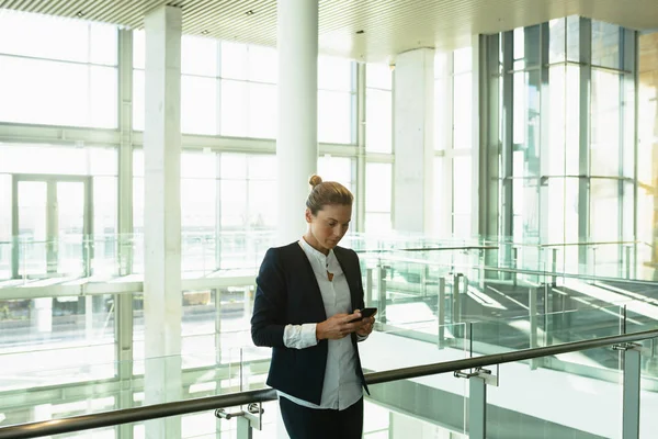 Front View Businesswoman Using Mobile Phone Railing Modern Office Building — Stock Photo, Image