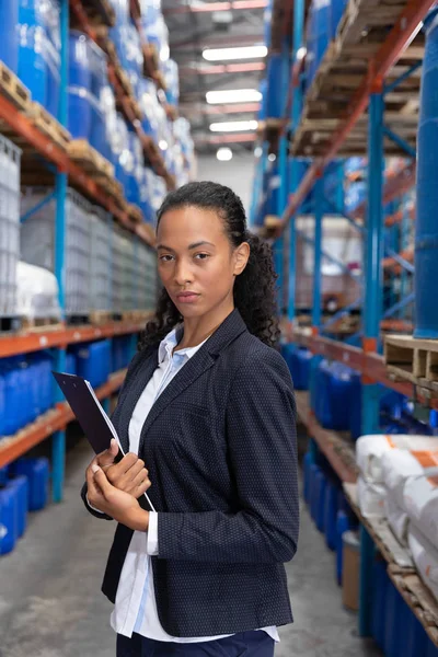 Portret Van Vrouwelijke Manager Staand Met Klembord Magazijn — Stockfoto