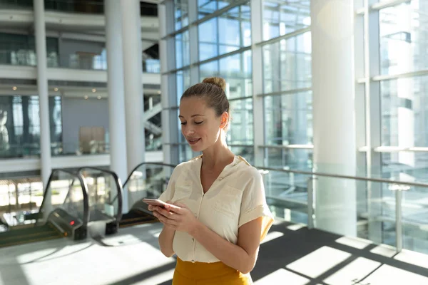 Side View Young Caucasian Businesswoman Using Smartphone Standing Front Escalators — Stock Photo, Image