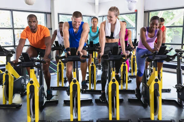 Vooraanzicht Van Diverse Fitnessmensen Die Trainen Een Hometrainer Een Fitnesscentrum — Stockfoto