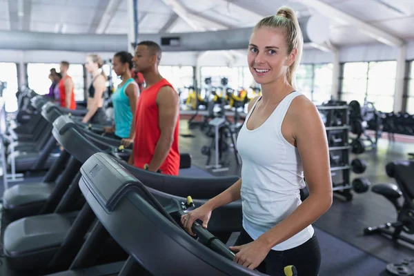 健美中心跑步机上运动的白人健康女子的画像 — 图库照片
