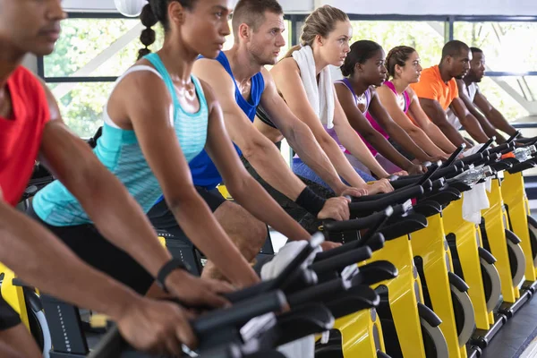 Spor Salonunda Egzersiz Bisikleti Üzerinde Egzersiz Yapan Farklı Insanların Yan — Stok fotoğraf