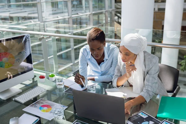 Mulheres Executivos Discutindo Sobre Laptop Mesa Escritório — Fotografia de Stock
