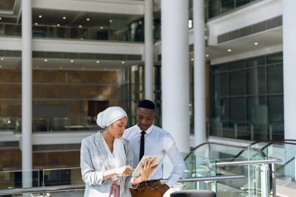 Mannelijke Vrouwelijke Leidinggevenden Werken Aan Digitale Tablet Gang Kantoor — Stockfoto