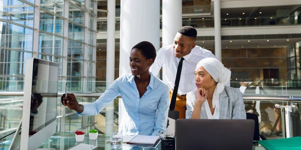 Mannelijke Vrouwelijke Leidinggevenden Bespreken Computer Aan Het Bureau Functie — Stockfoto