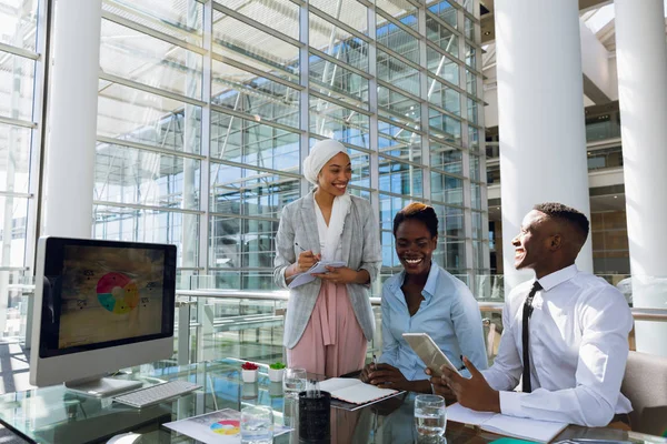 Leidinggevenden Van Mannen Vrouwen Die Met Elkaar Communiceren Aan Het — Stockfoto