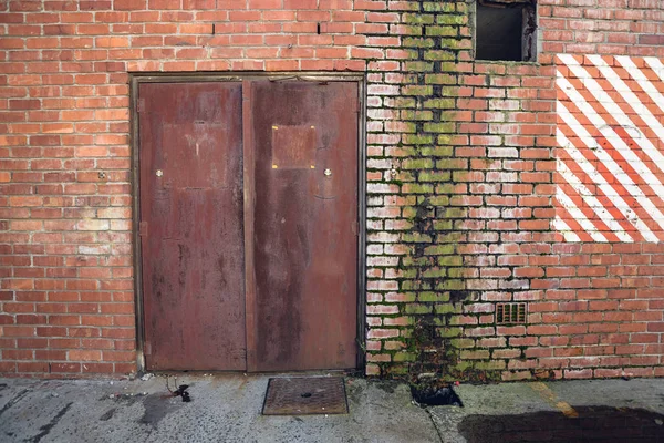 Fasada Opuszczonego Budynku Magazynowego Drzwi Ściany Czerwonej Cegły — Zdjęcie stockowe