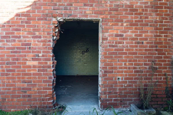 Fasada Opuszczonego Budynku Magazynowego Drzwi Ściany Czerwonej Cegły — Zdjęcie stockowe