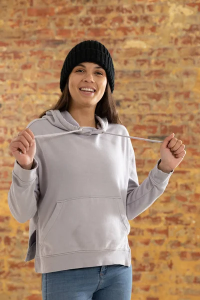 Portret Close Van Een Jonge Blanke Vrouw Dragen Casual Straat — Stockfoto