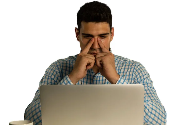 Nahaufnahme Eines Jungen Mischlings Karierten Hemd Der Einen Laptop Benutzt — Stockfoto