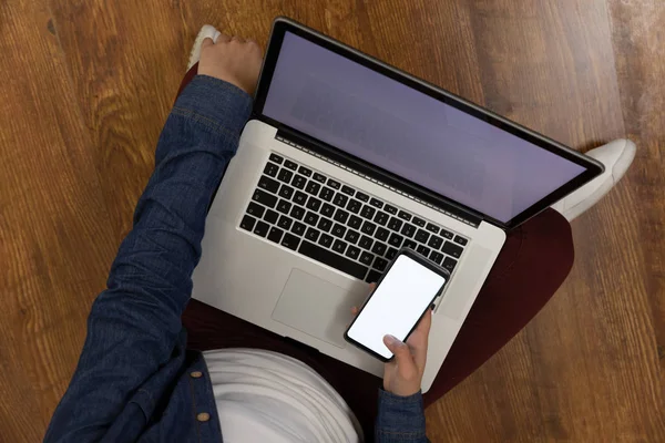 Vista Aérea Del Hombre Sentado Casa Usando Teléfono Inteligente Una — Foto de Stock