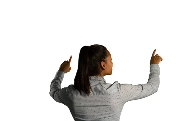 Задний Вид Крупным Планом Молодой Женщины Смешанной Расы Поднятыми Руками — стоковое фото