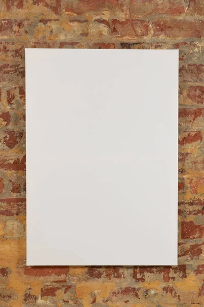 Uma Tela Branco Pendurada Uma Parede Tijolo — Fotografia de Stock