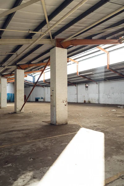 放棄された空の倉庫スペースの内部 — ストック写真